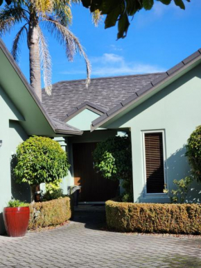 Gold on Gillies 2 Bedroom house close to Lake